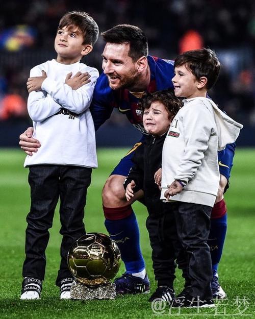 梅西夺冠感人瞬间：送别好友+动情致敬 家人携奖杯温馨合影